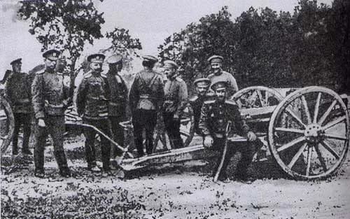 Pyotr Wrangel - Colonel Eristov, Rotmistr Wrangel and other officers of the Russian army at a captured German cannon during the battle of Kauschen in 1914