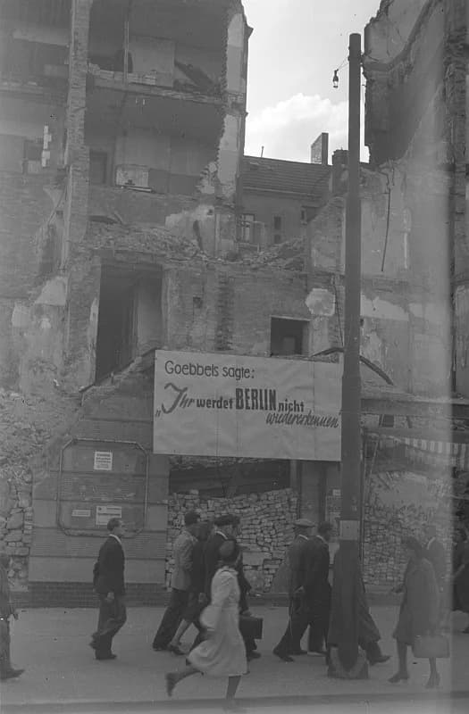 Joseph Goebbels - Durch die Ruinenlandschaft des Nachkriegsberlins eilende Passanten vorbei an einem Plakat mit der Aufschrift: Goebbels sagte: „Ihr werdet Berlin nicht wiedererkennen“