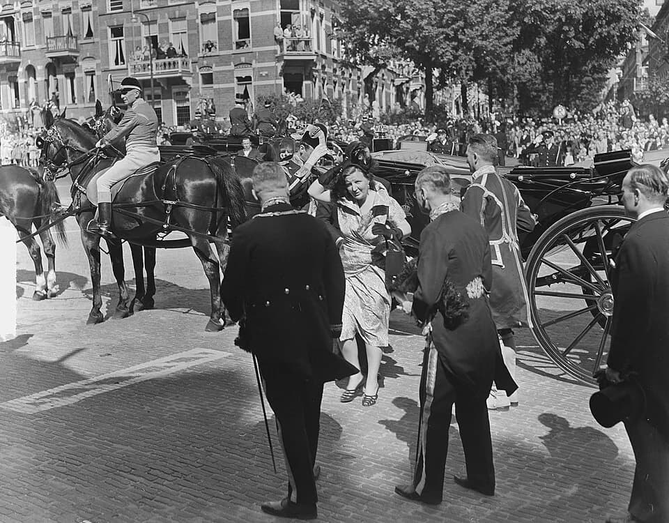 Juliana of the Netherlands - Collectie / Archief : Fotocollectie Anefo
Reportage / Serie : [ onbekend ]
Beschrijving : Bezoek van koningin Juliana en prins Bernhard aan Gelderland. Aankomst in Arnhem
