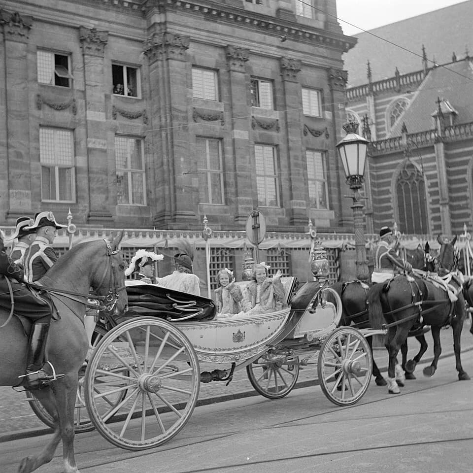 Juliana of the Netherlands - Collectie / Archief : Fotocollectie Van de Poll
Reportage / Serie : Troonsafstand koningin Wilhelmina / Inhuldiging van koningin Juliana
Beschrijving : Eerste rijtoer door