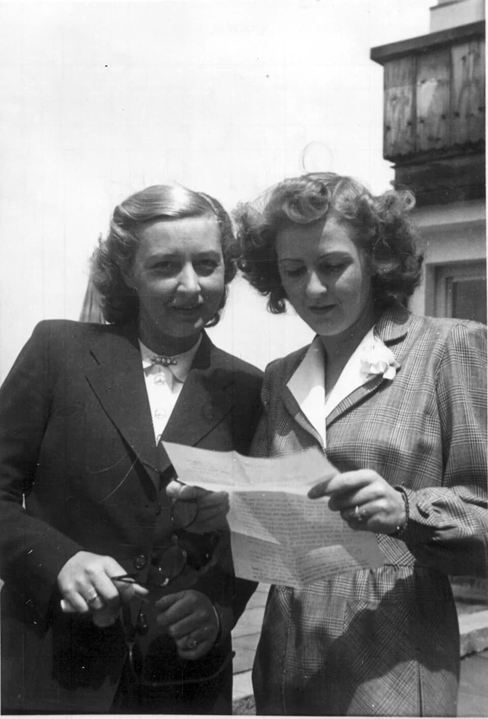 Eva Braun - 242-EB-10-43C - DPLA - a8547cad26e9163a94e425968949d829.jpg