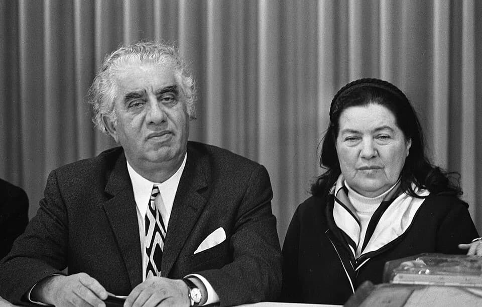 Aram Khachaturian - Russische componist Chatsjaturian arriveert op Schiphol