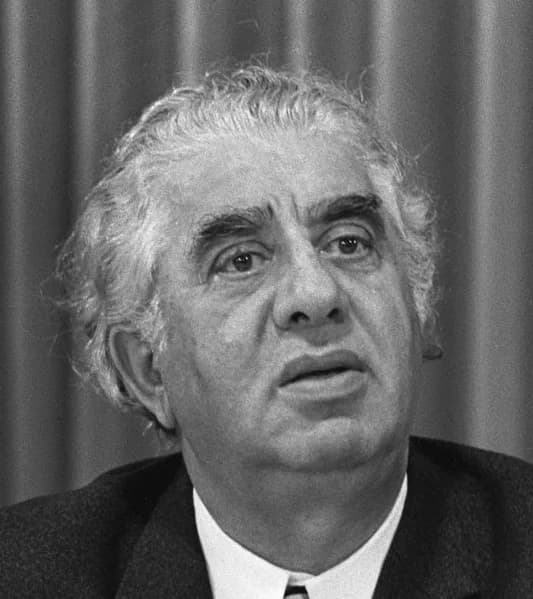 Aram Khachaturian - Russische componist Chatsjaturian arriveert op Schiphol, Chatsjaturian, kop