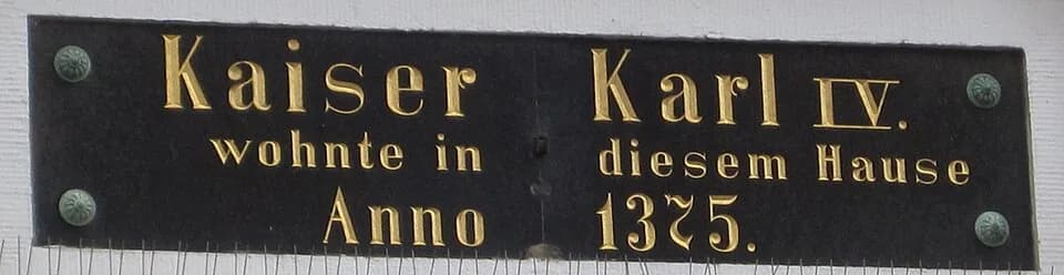 Charles IV - Gedenktafel an den Besuch Kaiser Karl IV. im Oktober 1375 in Lübeck.
Eckhaus Königstraße/Dr.-Julius-Leber-Straße 15. Das Grundstück wurde zuletzt 1905 durch die Architekten Brack &amp; St