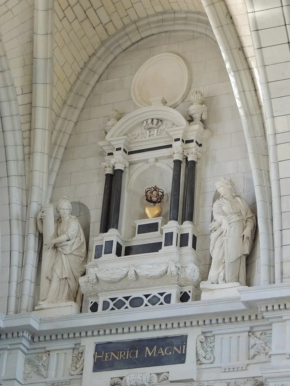 Henry IV of France - Le cardiotaphe contenant les cendres des cœur d'Henri IV et de Marie de Médicis en l'église Saint-Louis du Prytanée militaire de La Flèche