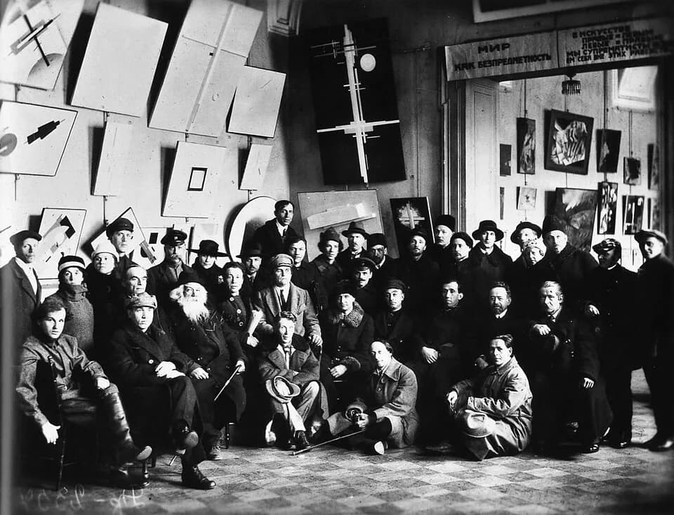 Kazimir Malevich - Выставка картин петроградских художников всех направлений. 1918-1923. Казимир Малевич среди участников и зрителей выставки. Май 1923.