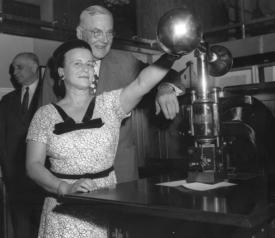John Foster Dulles - Clydia Mae Richardson operates the Great Seal of the United States with Secretary of State John Foster Dulles looking on, during a ceremony to open a new home for the Great Seal. 