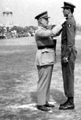 Archibald Wavell, 1st Earl Wavell - Captain MK Durrani receiving the George Cross from the Viceroy Field Marshal Wavell, 1946.