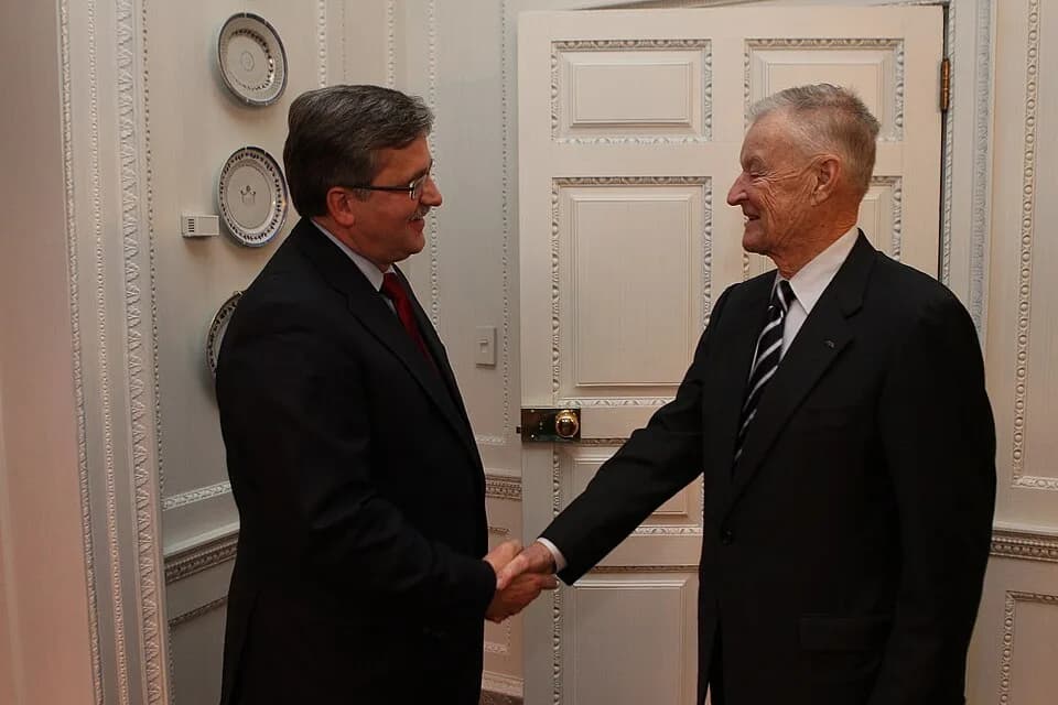 Zbigniew Brzezinski - Polish President Bronisław Komorowski meets with Dr. Zbigniew Brzeziński on 9 December 2010 at Blair House in Washington, D.C.