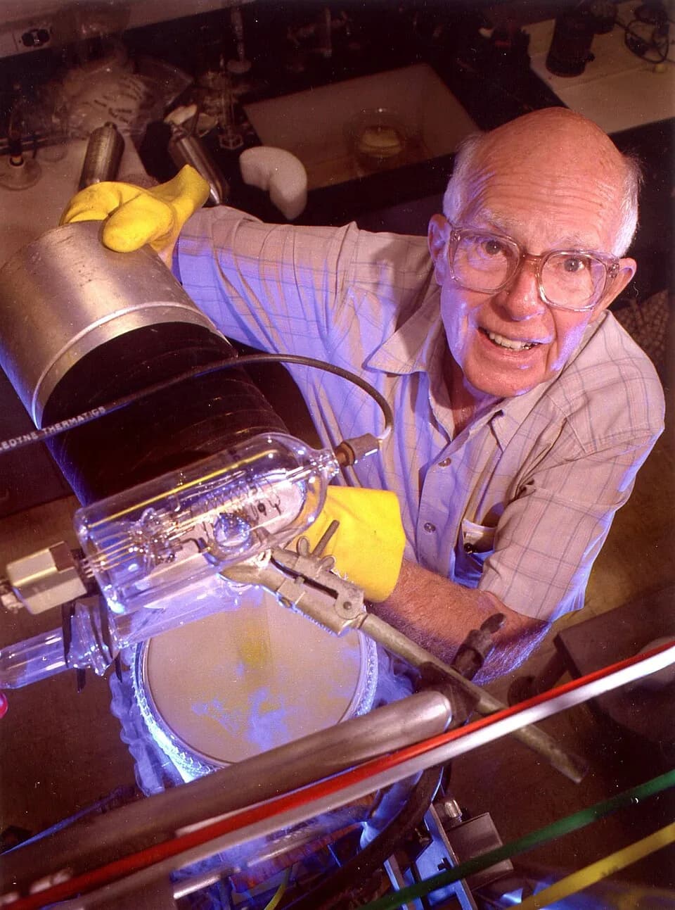 Raymond Davis Jr. - BROOKHAVEN SCIENTIST, 2002 NOBEL LAUREATE IN PHYSICS, DR. RAYMOND DAVIS, JR.
RAYMOND DAVIS, RETIRED BROOKHAVEN NATIONAL LABORATORY SCIENTIST, WON THE 2002 NOBEL PRIZE IN PHYSICS FO