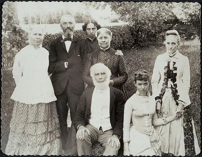 Elizabeth Blackwell - Alice Stone Blackwell's family with the Spoffords. From left, Dr. Elizabeth Blackwell, Henry Spofford (Librarian of Congress), Alice Stone Blackwell, Lucy Stone, Henry Blackwell,