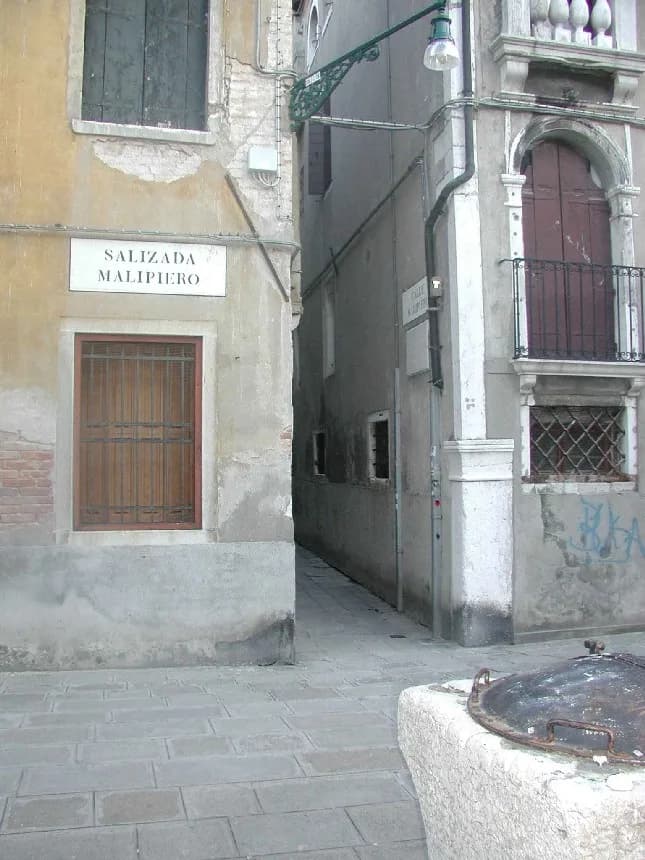 Giacomo Casanova - Calle della Commedia (ora Malipiero)
La foto è stata scattata a Venezia (Italia) nell'aprile 2004. Dalla salizada (calle lastricata) Malipiero si vede l'imbocco della Calle Malipier