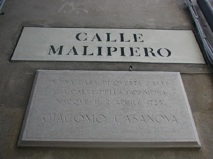 Giacomo Casanova - Targa commemorativa. La foto è stata scattata nell'aprile 2004 a Venezia (Italia) e mostra la targa commemorativa, apposta dall'Azienda autonoma di soggiorno e turismo di Venezia, a