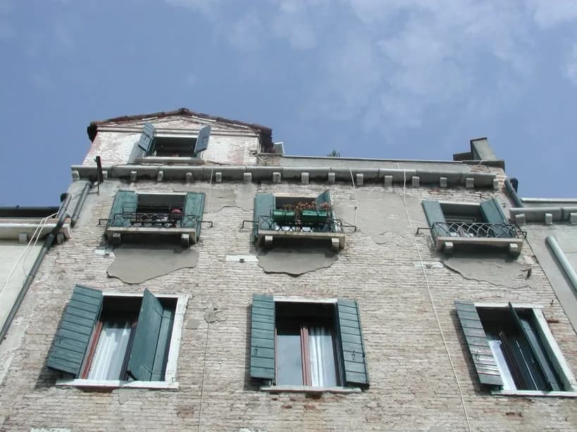 Giacomo Casanova - Foto scattata da me a Venezia il 19 marzo 2005. L'appartamento occupato da Casanova e dalla Buschini (di proprietà della nobile famiglia Pesaro di S.Stae NA 6673), affittato a 96 li