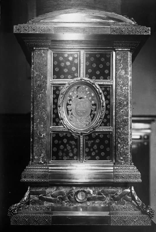 Pius XI - For documentary purposes the German Federal Archive often retained the original image captions, which may be erroneous, biased, obsolete or politically extreme. Ein goldener Schrain für den 