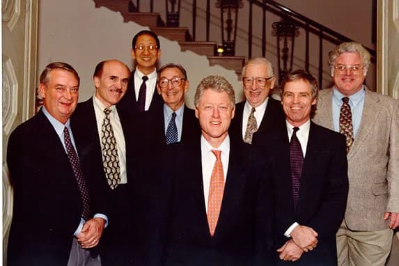 Robert F. Furchgott - Bill Clinton meets the 1998 Nobel Prize Winners in the White House. From left to right: Ferid Murad, Medicine; Louis Ignarro, Medicine; Daniel Tsui, Physics; Robert Furchgott, Me