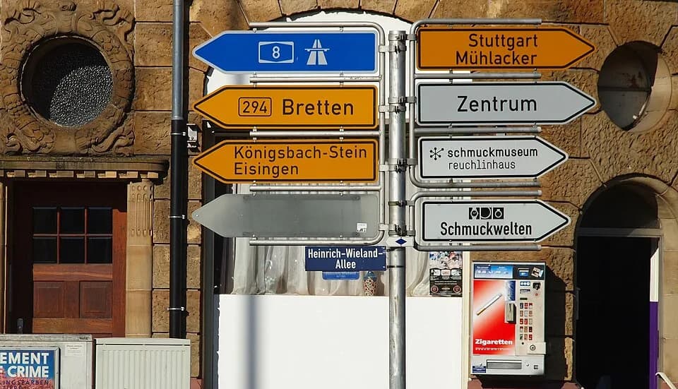 Heinrich Otto Wieland - Pfeilwegweiser in Pforzheim