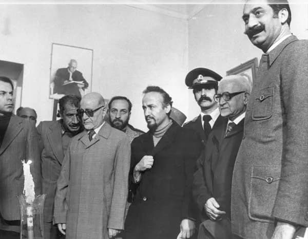 Mohammad Mosaddegh - از سمت راست به چپ : داریوش فروهر ، یدالله سحابی ، هاشم صباغیان ، و مهدی بازرگان بر سر مزار محمد مصدق