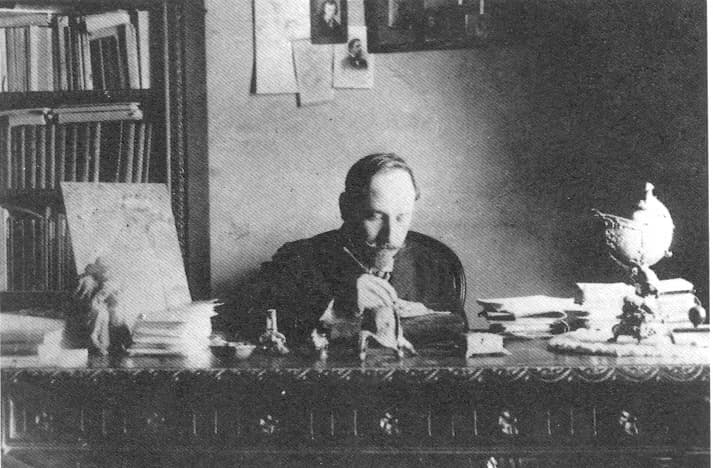 Luigi Pirandello - Luigi Pirandello a quarant’anni, mezzo calvo, con la barba quasi tutta bianca, perduti gli averi; distrutta la casa, lontano dai figli.