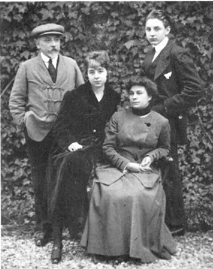 Luigi Pirandello - Luigi, Antonietta, Lietta e Fausto in una fotografia che fu inviata al figlio di Pirandello (che era sottotenente), prigioniero a Mauthausen.