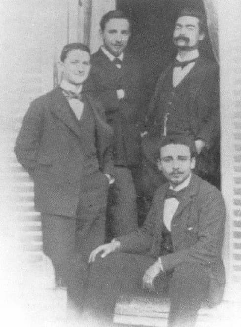 Luigi Pirandello - Luigi (il secondo da sinistra) sulla terrazza della casa dello zio Rocco con due amici e il fratello Enzo.