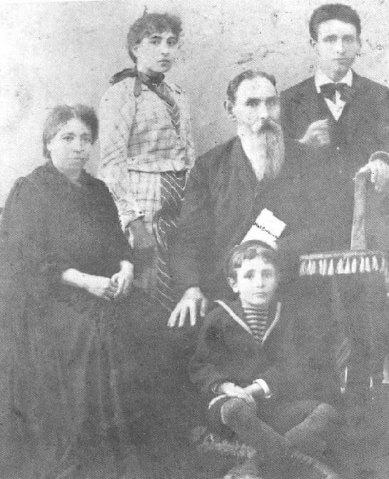 Luigi Pirandello - In questa fotografia che ritrae il padre Stefano, la madre, i fratelli Enzo e Giovanni, la sorella Annetta, una mano ignota ha scritto a penna "Mal Giocondo" sul libro che il padre 