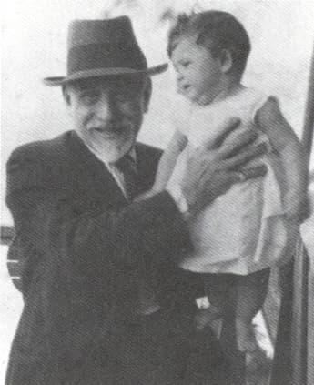 Luigi Pirandello - Luigi Pirandello con la nipote Maria Antonietta.