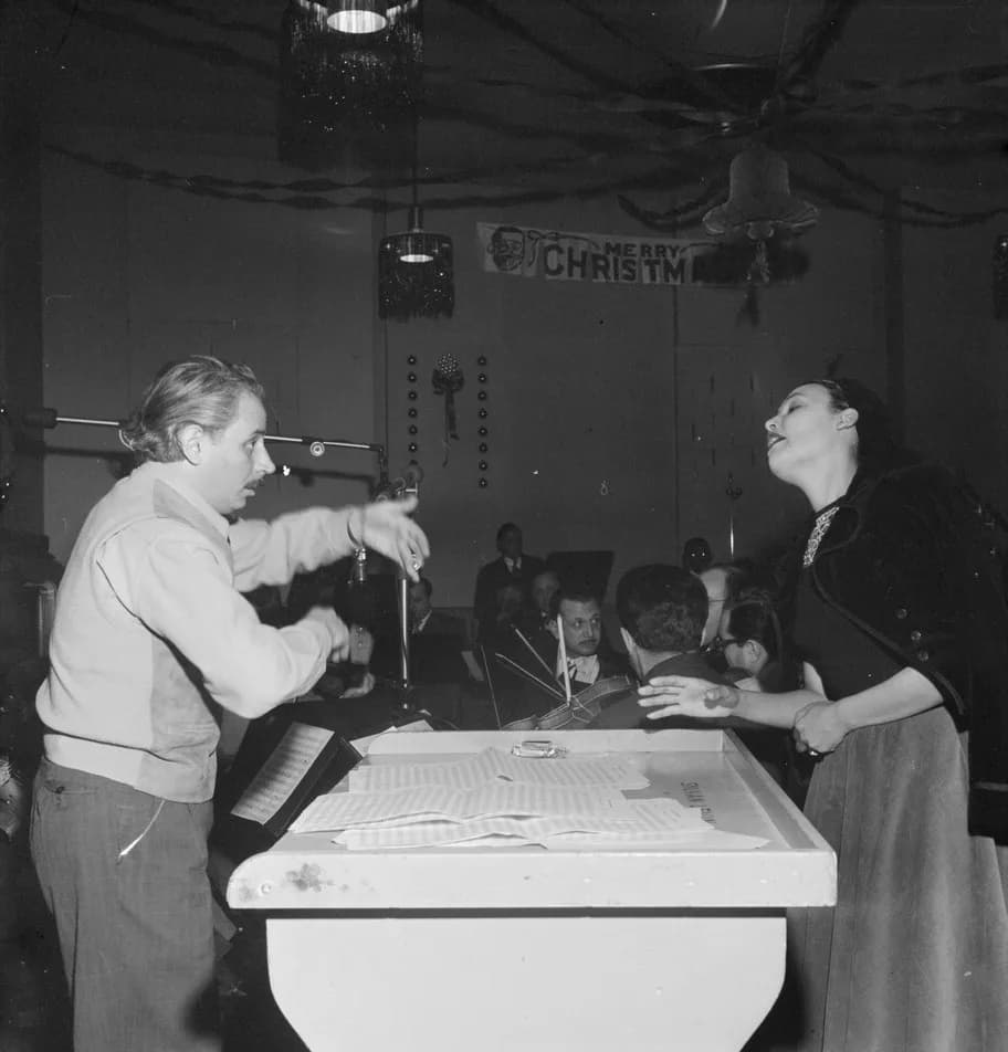 Lena Horne - Gottlieb, William P., 1917-, photographer.
[Portrait of Lena Horne and Lennie Hayton, New York, N.Y., between 1946 and 1948]
1 negative :  b&amp;w ; 2 1/4 x 2 1/4 in.
Notes:
 Gottlieb Col