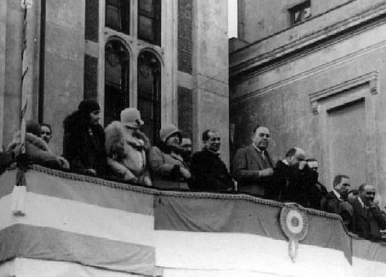 Hipólito Yrigoyen - Hipólito Yrigoyen en el balcón mientras es presidente.