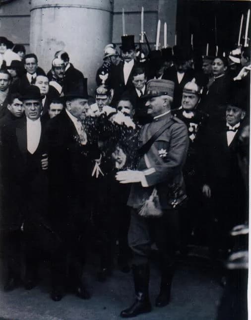 Hipólito Yrigoyen - Yrigoyen frente a la Catedral de Buenos Aires recibe el homenaje de un representante del Reino de Italia.