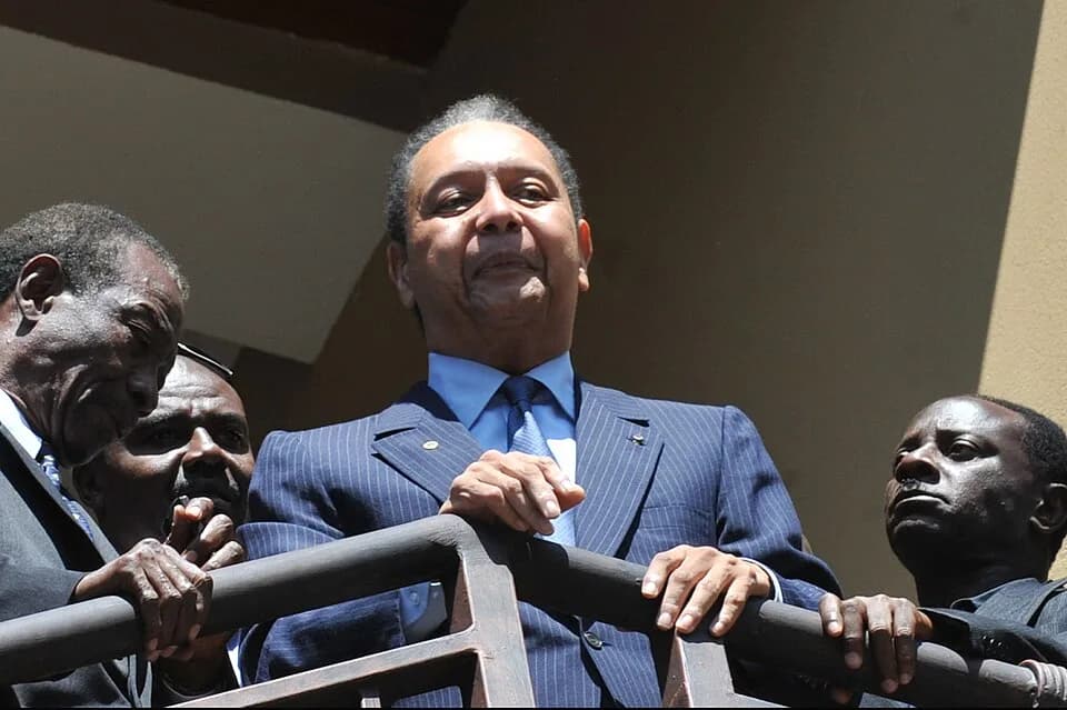 Jean-Claude Duvalier - Jean-Claude "Baby Doc" Duvalier, como é conhecido o ex-presidente haitiano, apareceu na janela de seu quarto em um hotel de luxo em Porto Príncipe, capital do Haiti, e foi sauda