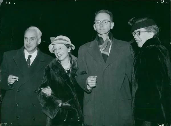 Owen Chamberlain - Severo Ochoa and Owen Chamberlain with fives at the 1959 Nobel ceremonies