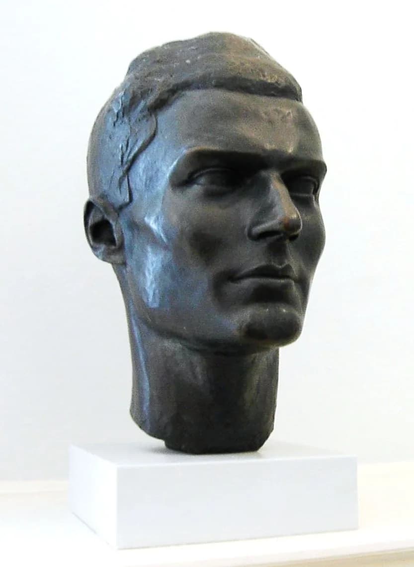 Claus Schenk Graf von Stauffenberg - Bust of Claus Schenk Graf von Stauffenberg, by Frank Mehnert (1930). Photo by en:User:Adam Carr, May 2006
