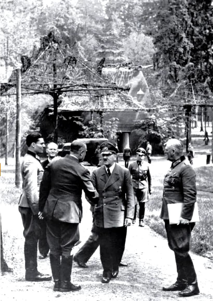 Claus Schenk Graf von Stauffenberg - Bundesarchiv Bild 146-1984-079-02, Führerhauptquartier, Stauffenberg, Hitler, Keitel.jpg