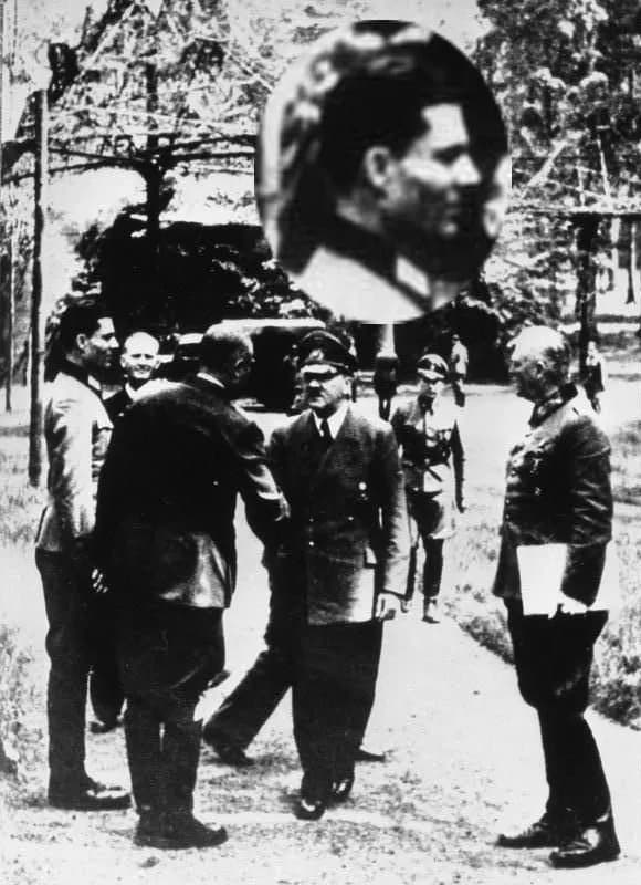 Claus Schenk Graf von Stauffenberg - Bundesarchiv Bild 146-1984-079-02, Führerhauptquartier, Stauffenberg, Hitler, Keitel---Stauffenberg.jpg