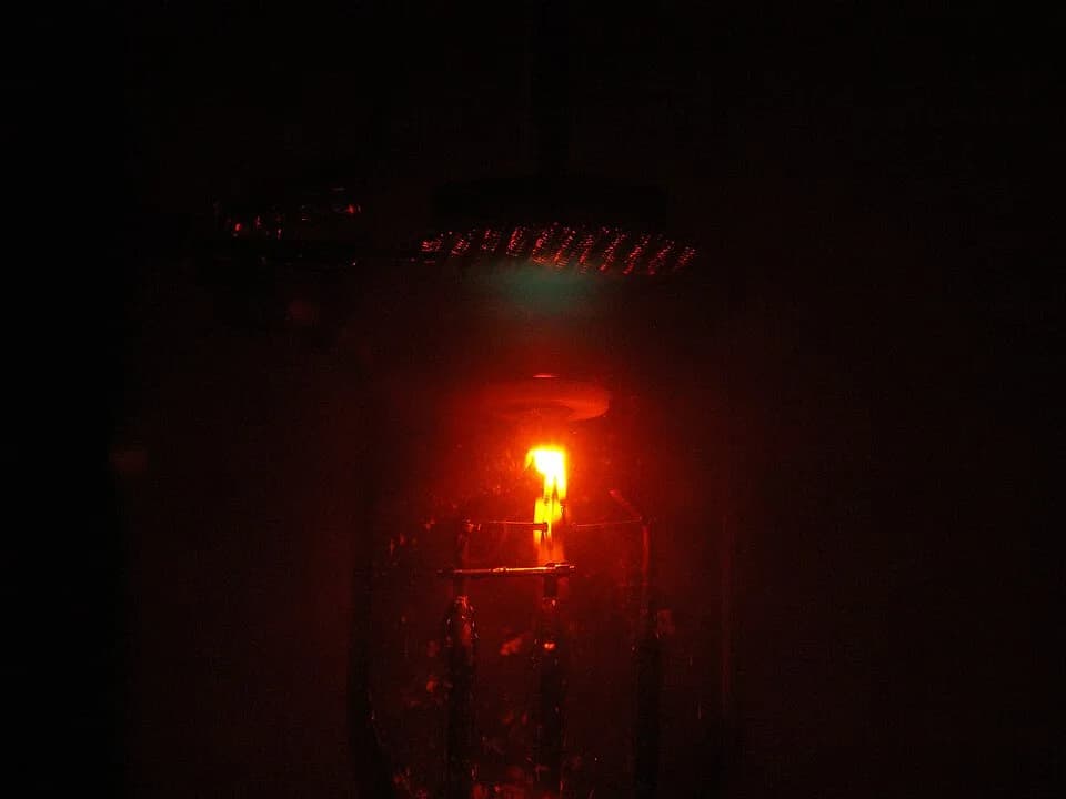 Gustav Ludwig Hertz - Frank-Hertz experiment with mercury: two luminous layers are at an applied voltage of 10 volts to see.