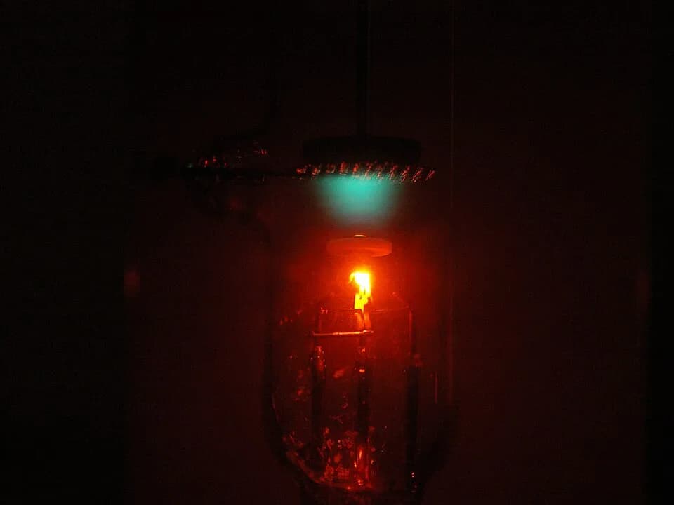 Gustav Ludwig Hertz - Frank-Hertz experiment with mercury: five luminous layers are at an applied voltage of 24 volts to see.