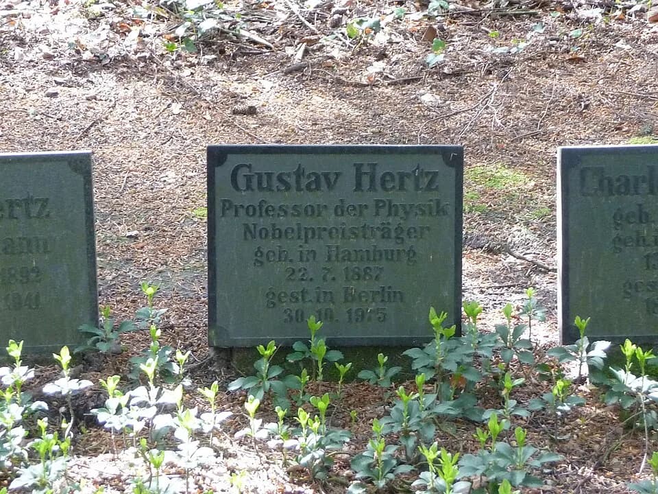 Gustav Ludwig Hertz - Tomb of Gustav Hertz (Nobel Prize in physics), cemetery Hamburg-Ohlsdorf