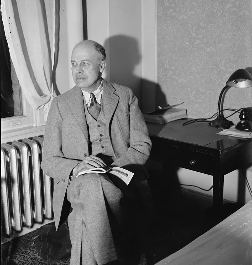 Edward Hopper - Title: Edward Hopper, New York artist
Abstract/medium: 1 negative : glass ; 4 x 5 in. or smaller