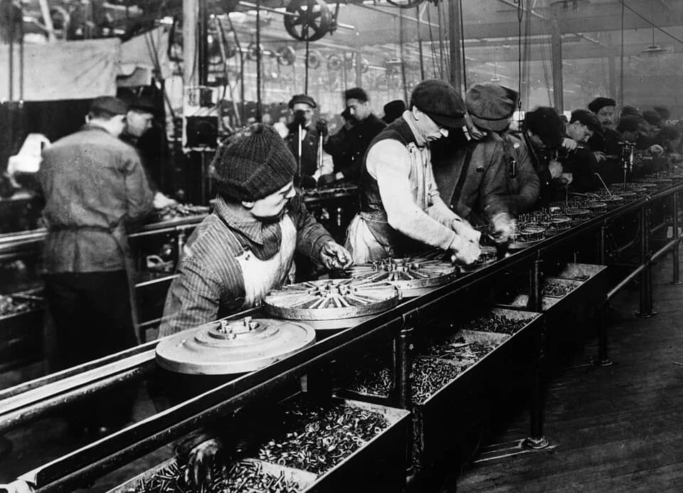 Henry Ford - Конвейерная линия Генри Форда (фото 1913 года).