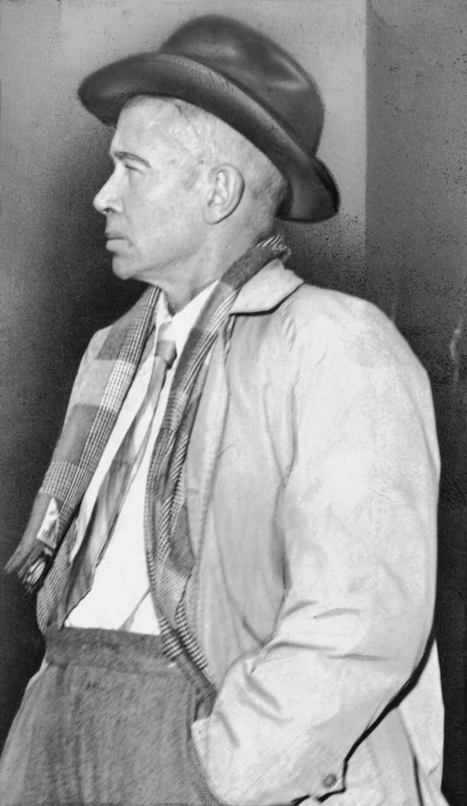 E. E. Cummings - E.E. Cummings, full-length portrait, facing left, wearing hat and coat  / World-Telegram photo by Walter Albertin.