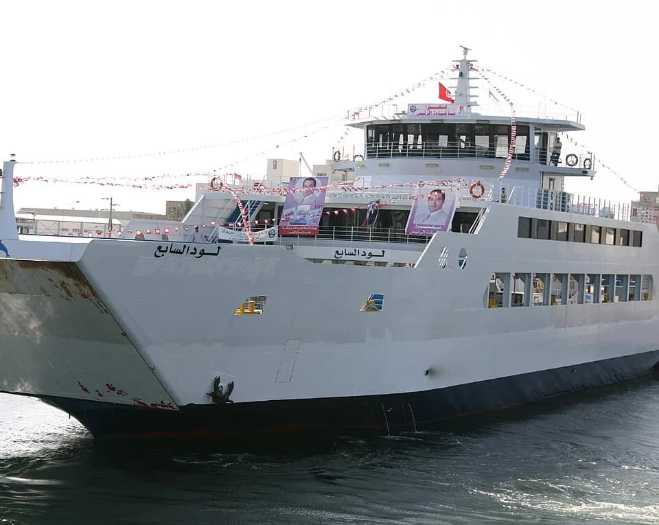 Zine El Abidine Ben Ali - Photo perso août 2007 représentant le car-ferry El Loud 7 au départ de Sfax pour les îles Kerkennah (Tunisie). L'ancien nom grec du ferry est visible sous la peinture.