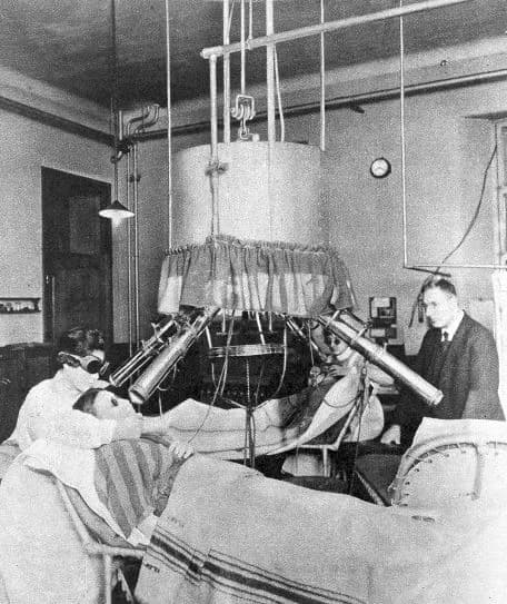 Niels Ryberg Finsen - Treatment with the Finsen lamp in London in 1925.