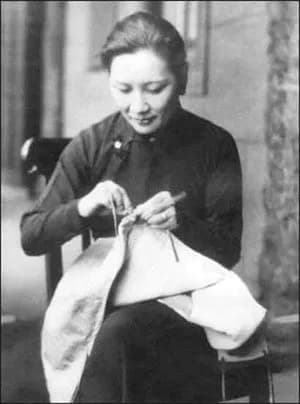 Soong May-ling - Soong May-ling stitching uniform for National Revolutionary Army soldiers.
