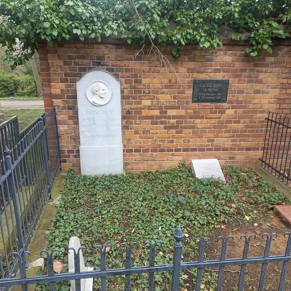 Franz Bopp - Das Grab des deutschen Sprachwissenschaftlers Franz Bopp und seiner Ehefrau Louise geborene Metthies im Familiengrab auf dem evangelischen Dreifaltigkeitsfriedhof II in Berlin.