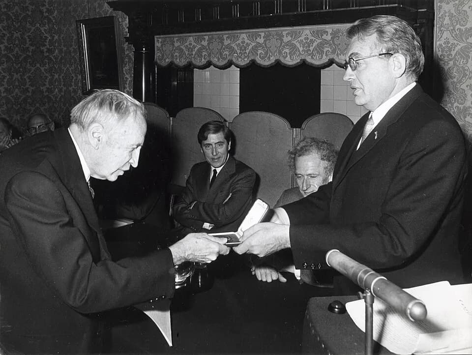 John Hasbrouck Van Vleck - John Hasbrouck Van Vleck (left) receives the Lorentz Medal from Hendrik Brugt Gerhard Casimir at the Royal Netherlands Academy of Arts and Sciences, Amsterdam