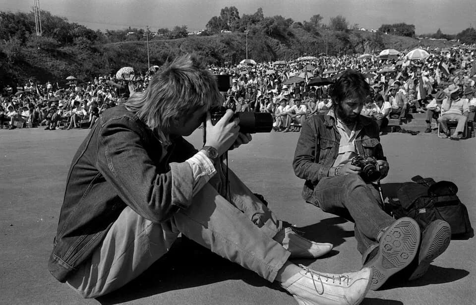 Kevin Carter - Photograph of South African photographer taking a picture of Kevin Carter