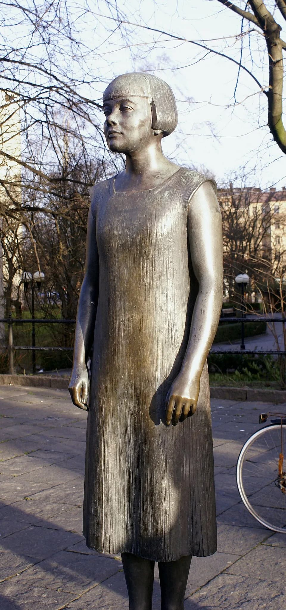 Karin Boye - sv:Karin Boye-statue in Gothenburg, by sv:Götaplatsen. Description sign says: "Peter Linde
Karin Boye 1900-1941
---
Charles Felix Linderos

Donationsfond 1987"
