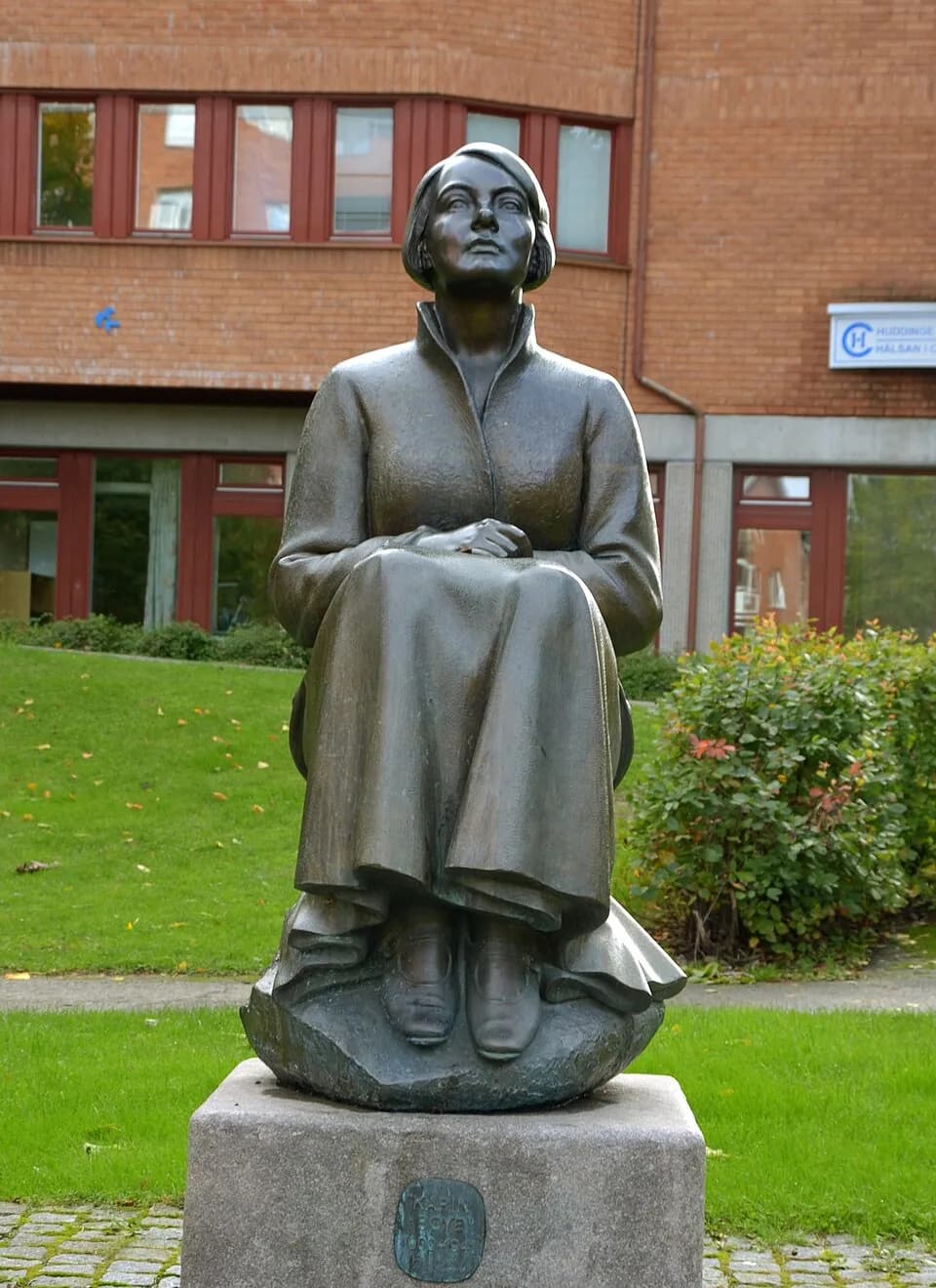 Karin Boye - Karin Boye-statyn i Huddinge centrum.