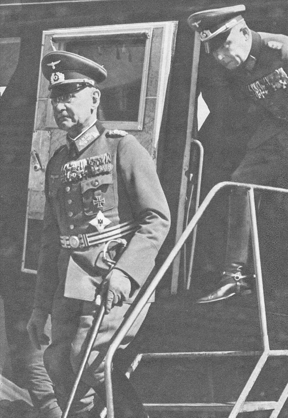 Franz Halder - Saksan puolustusvoimien esikuntapäällikkö kenraali Halder astuu lentokoneesta Malmin lentokentälle Suomen-vierailunsa alkaessa.